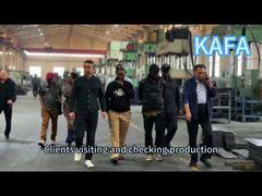 Kunde besucht Fabrik und überprüft die Produktionslinie